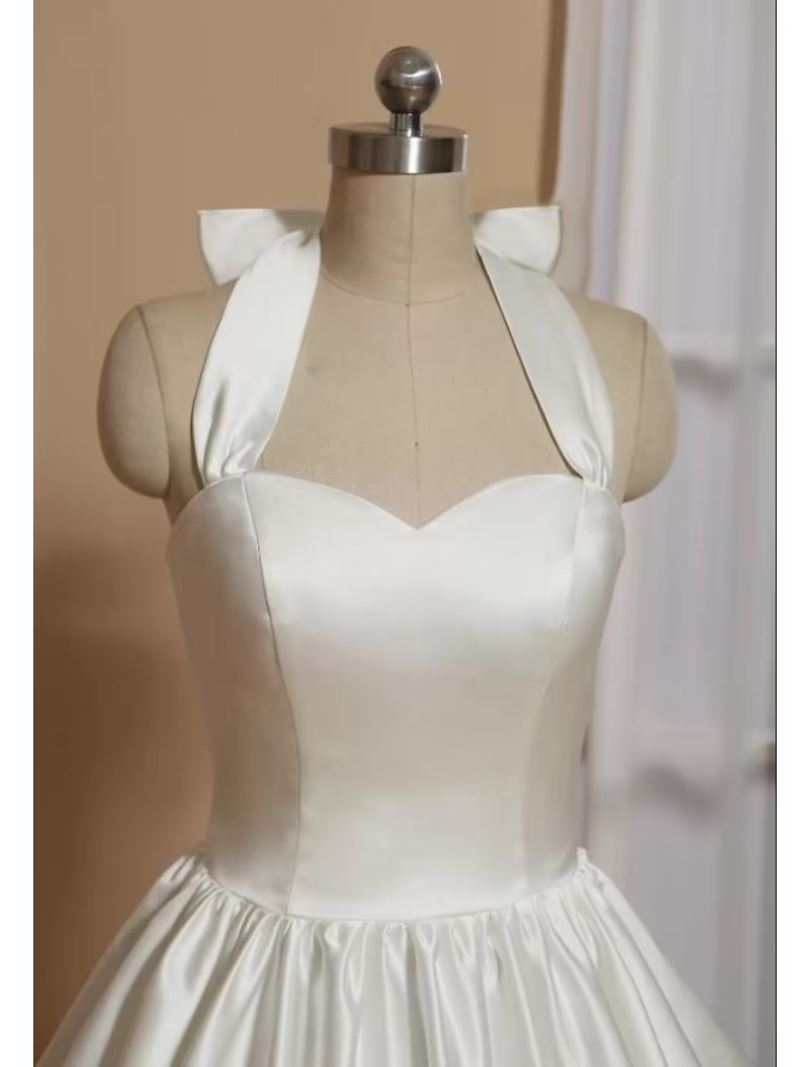 Ballkleid A-Linie Cocktailkleider Minimalistisches Kleid Verlobung Teelänge Ärmellos Neckholder Italien Satin mit Schmetterling Reine Farbe